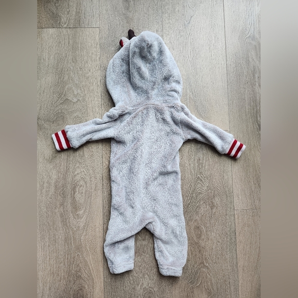 3/$25 - Canadiana reindeer onesie size 3 - 6 m - Picture 3 of 5